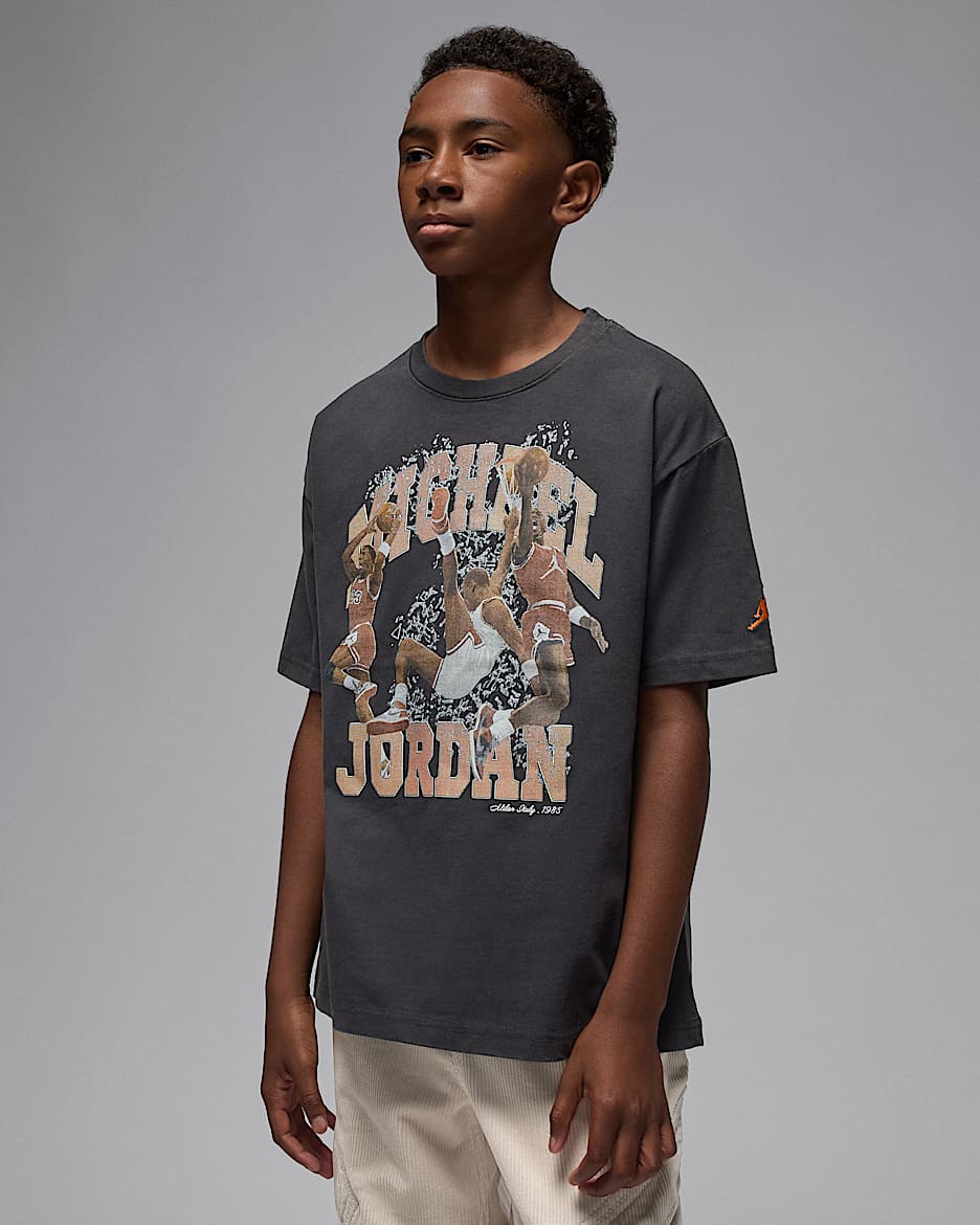 Jordan Flight Essentials Big Kids' Graphic T-Shirt. Nike JP